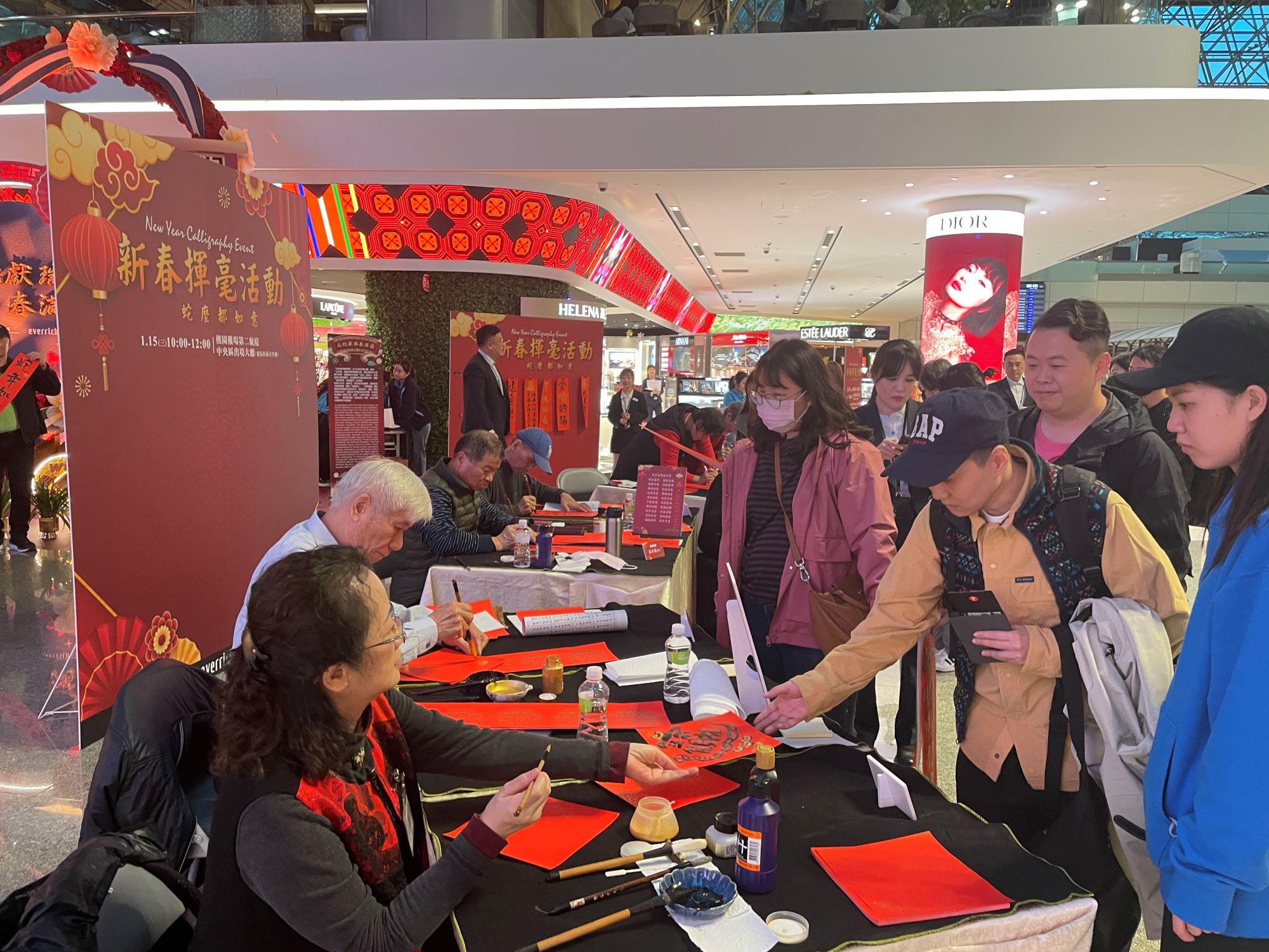 揮毫版畫體驗迎新春！桃機蛇年活動連環熱鬧登場