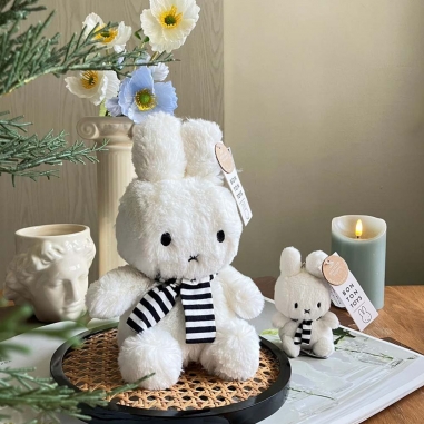 Miffy sitting with scarf-23cm-9"BON TON TOYS|Miffy米菲兔填充玩偶-圍巾兔 23cm
