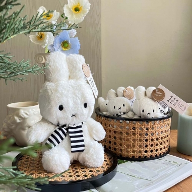 Miffy sitting with scarf-23cm-9"BON TON TOYS|Miffy米菲兔填充玩偶-圍巾兔 23cm