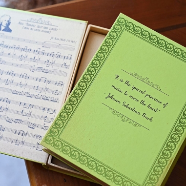 茶屋書店｜巴哈古典樂譜風高山茶包禮盒 (阿里山青心綠茶原片)茶屋書店｜巴哈古典樂譜風高山茶包禮盒 (阿里山青心綠茶原片)