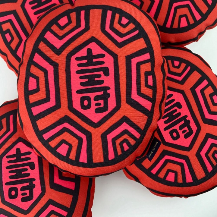 茚 YIN TAIWAN|紅龜粿雙面造型抱枕(中)